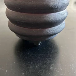 Cache pot tripode scandinave