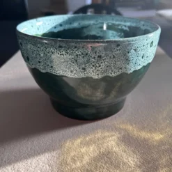 Cache pot vert et liseré écume