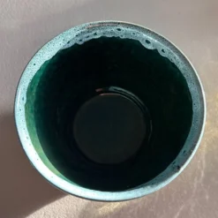 Cache pot vert et liseré écume