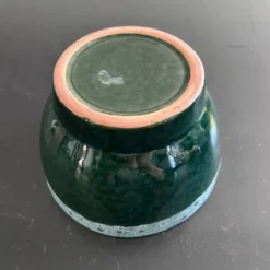 Cache pot vert et liseré écume