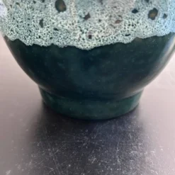 Cache pot vert et liseré écume