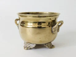 Cache-pot vintage en laiton sur pieds avec anses