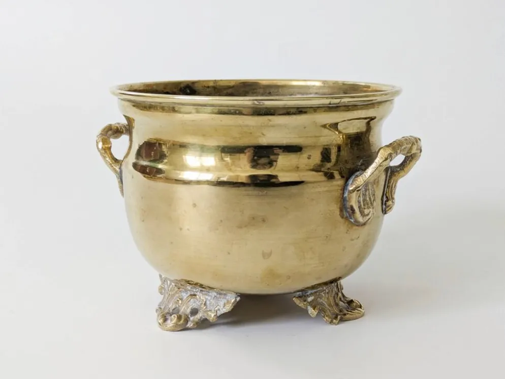 Cache-pot vintage en laiton sur pieds avec anses