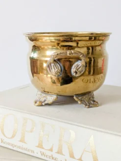 Cache-pot vintage en laiton sur pieds avec anses