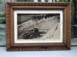 Cadre en bois sculpté et image ancienne « Bobsleigh à Leysin »