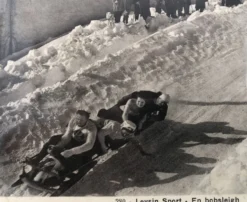 Cadre en bois sculpté et image ancienne « Bobsleigh à Leysin »