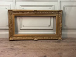 Cadre en bois stuqué et doré vers 1900