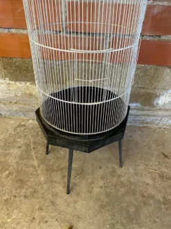 Cage a oiseaux ancienne metal noir & blanc sur pieds deco vintage