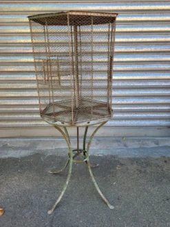 Cage a oiseaux sur table