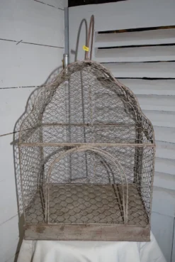 Cage en fer patiné gris