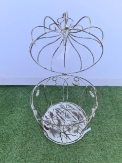 Cage à oiseaux décorative avec des coeurs en fer