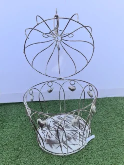 Cage à oiseaux décorative avec des coeurs en fer
