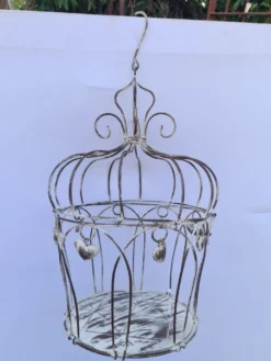 Cage à oiseaux décorative avec des coeurs en fer
