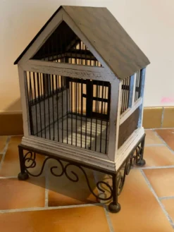 Cage à oiseaux en fer et bois