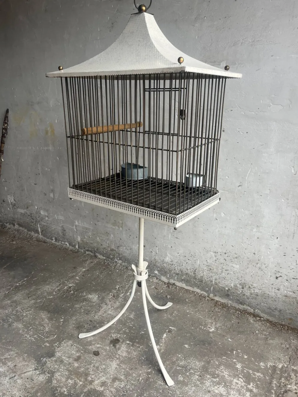 Cage à oiseaux style pagode, milieu du siècle, sur support — métal blanc et noir avec détails en laiton