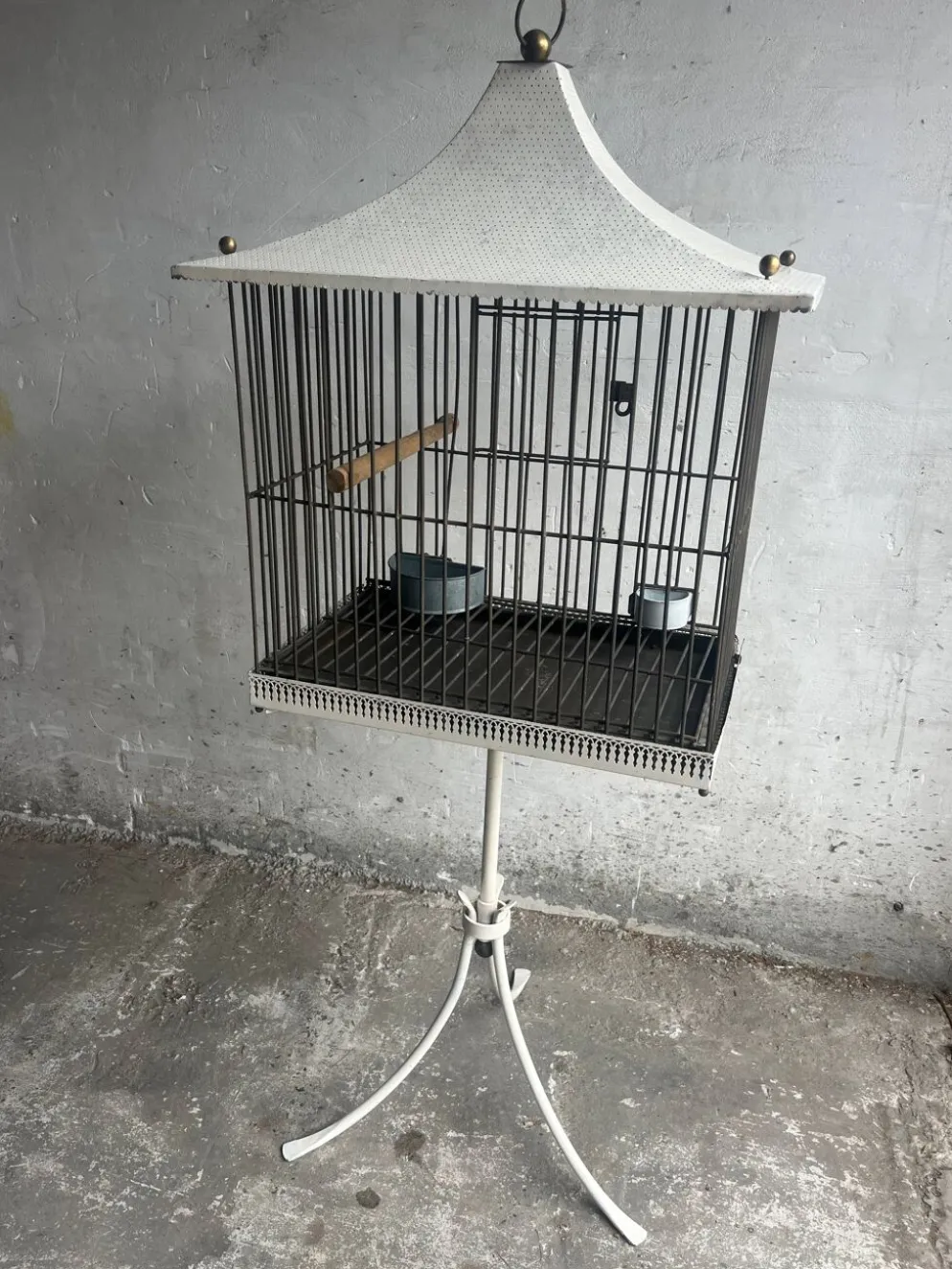 Cage à oiseaux style pagode, milieu du siècle, sur support — métal blanc et noir avec détails en laiton