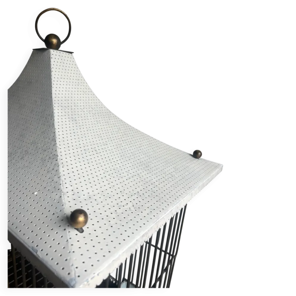 Cage à oiseaux style pagode, milieu du siècle, sur support — métal blanc et noir avec détails en laiton