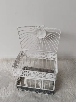 Cage pour déco en métal, patinée blanche et rotin