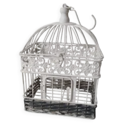 Cage pour déco en métal, patinée blanche et rotin