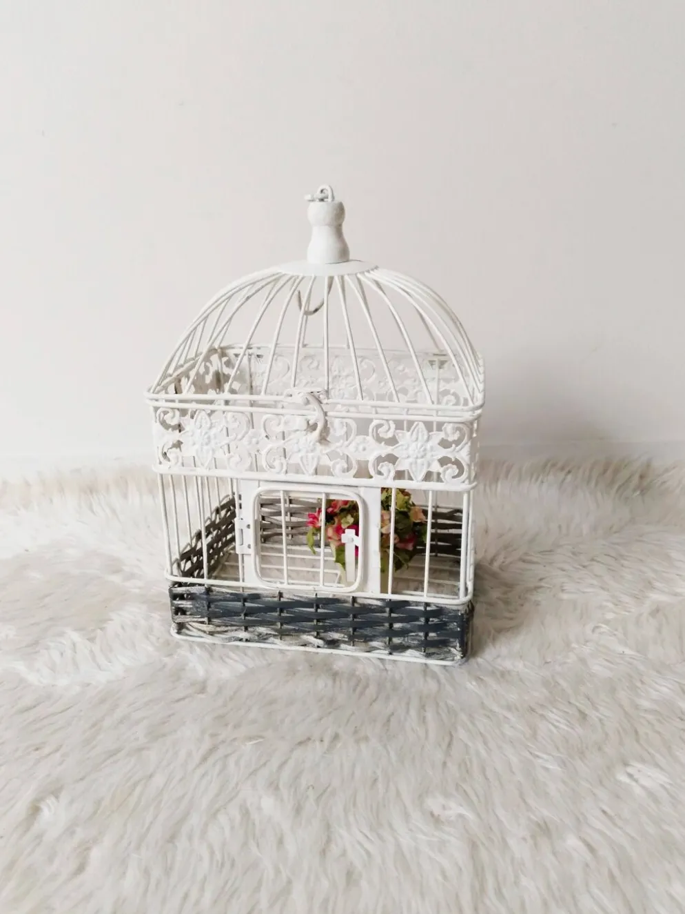 Cage pour déco en métal, patinée blanche et rotin