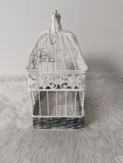 Cage pour déco en métal, patinée blanche et rotin