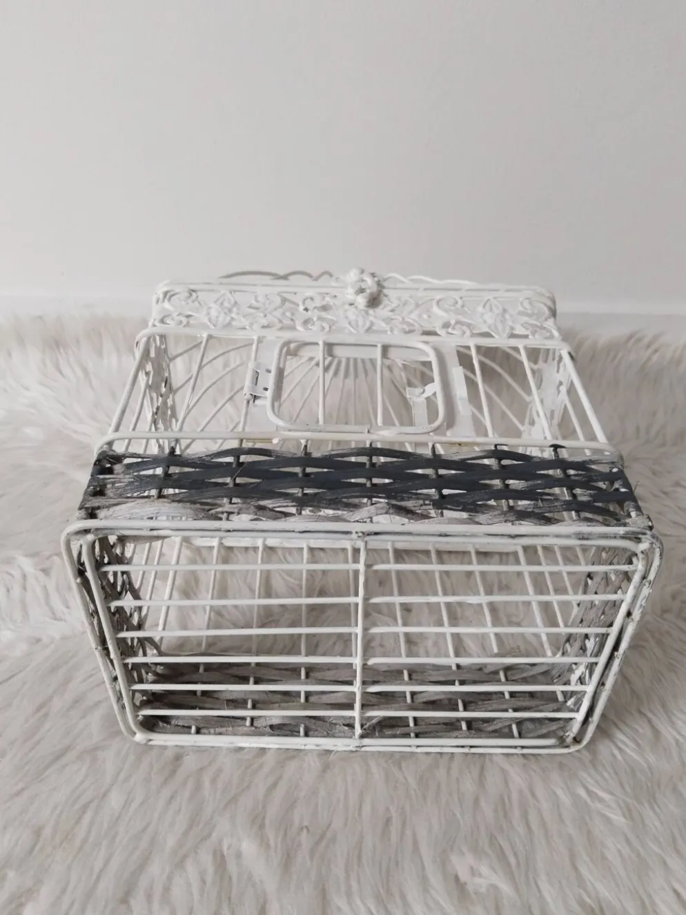 Cage pour déco en métal, patinée blanche et rotin
