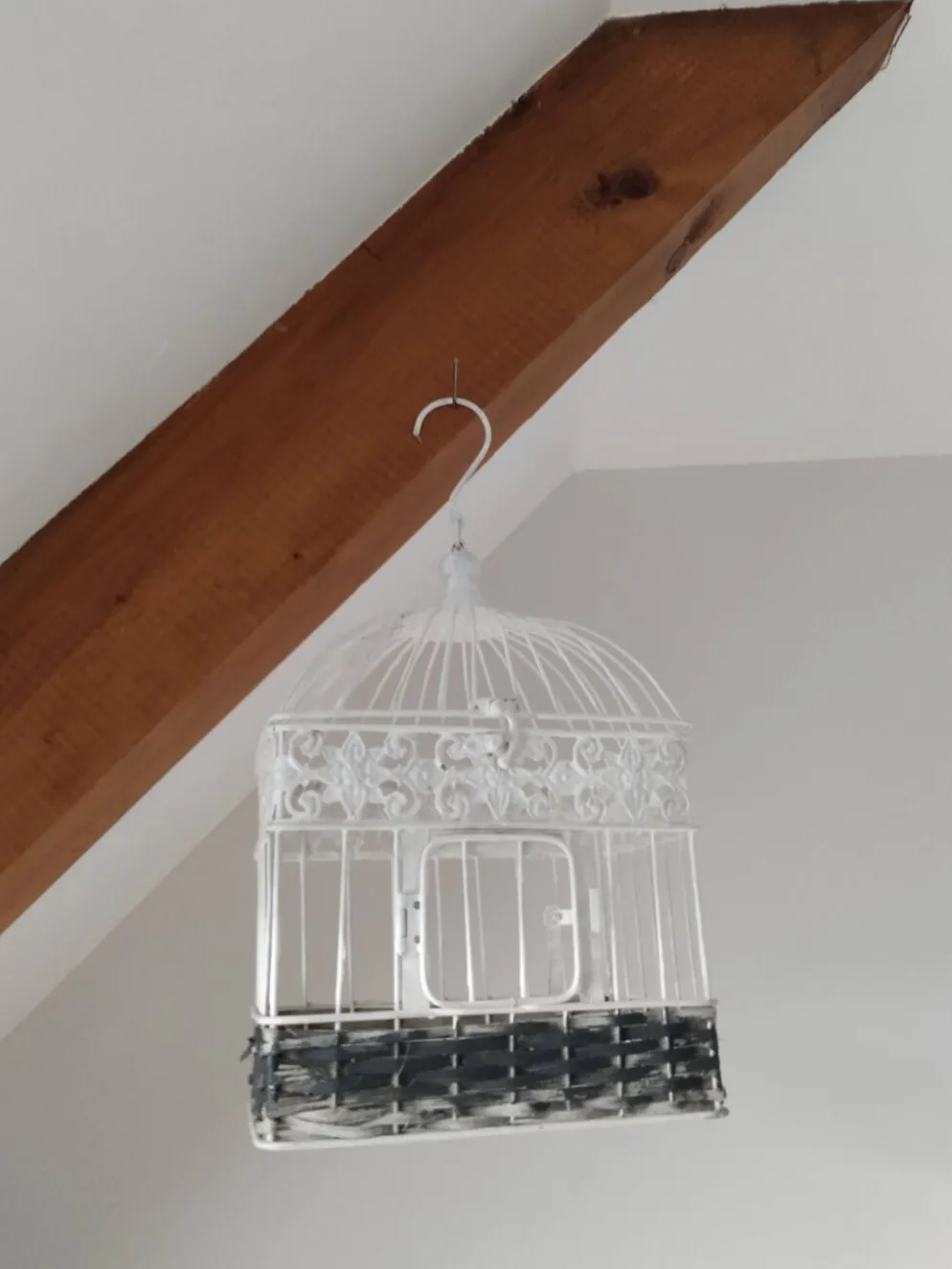 Cage pour déco en métal, patinée blanche et rotin
