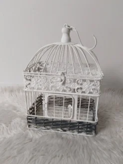 Cage pour déco en métal, patinée blanche et rotin