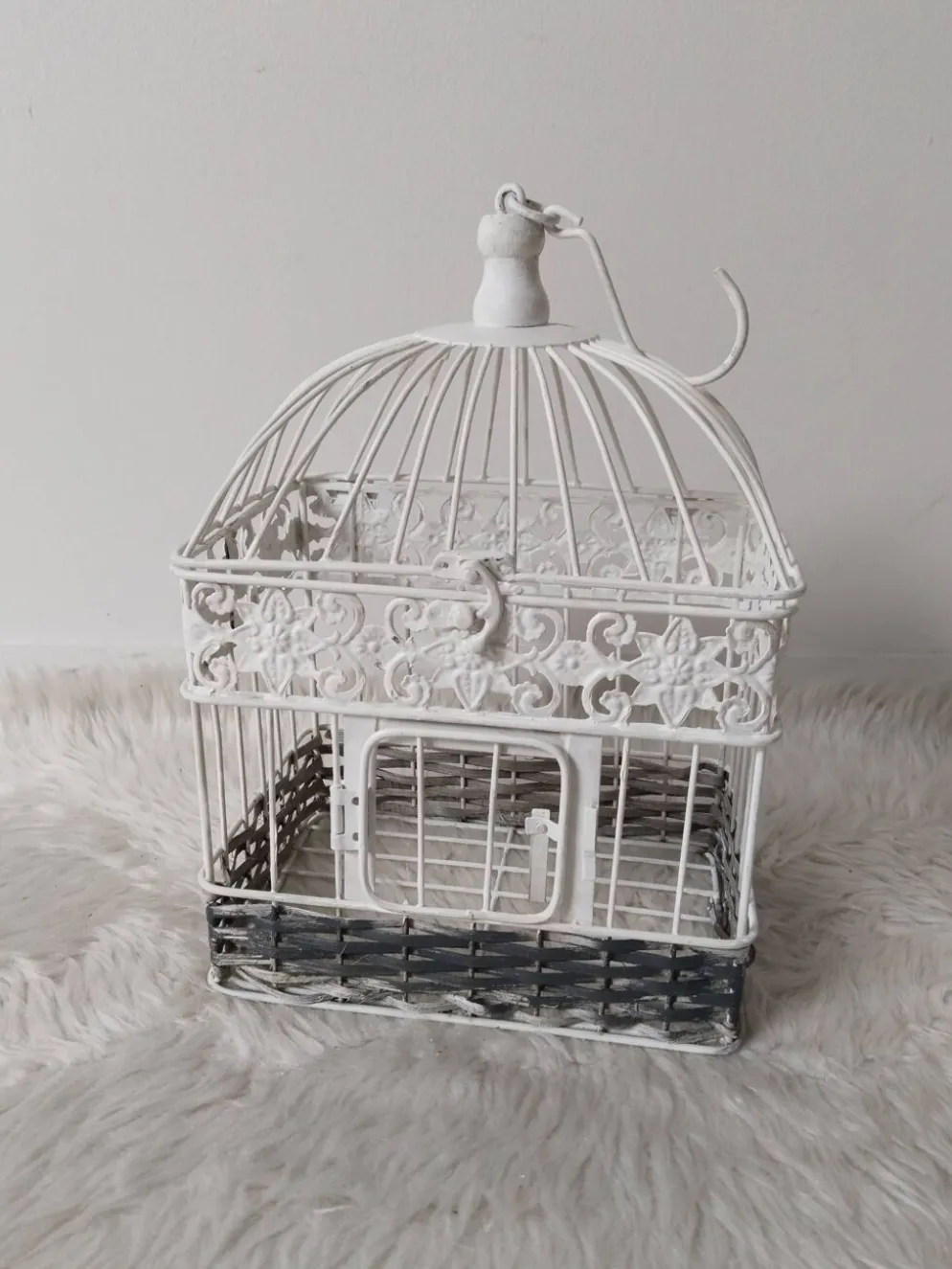 Cage pour déco en métal, patinée blanche et rotin