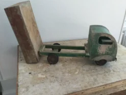 Camion benne ancien en bois