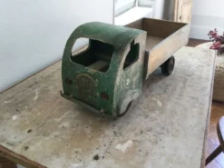 Camion benne ancien en bois