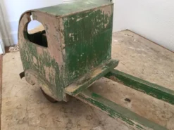 Camion benne ancien en bois