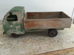 Camion benne ancien en bois