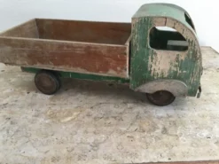Camion benne ancien en bois
