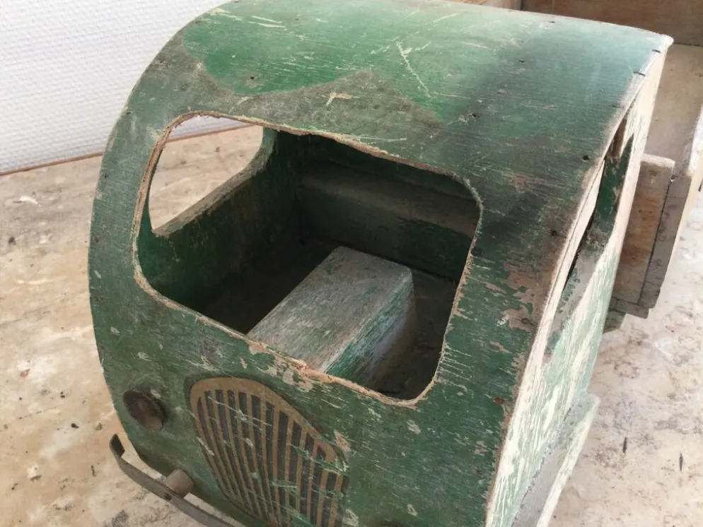 Camion benne ancien en bois