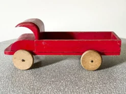 Camion plateau en bois rouge, jouet ancien