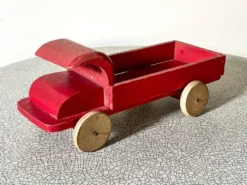 Camion plateau en bois rouge, jouet ancien