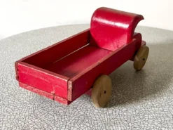 Camion plateau en bois rouge, jouet ancien