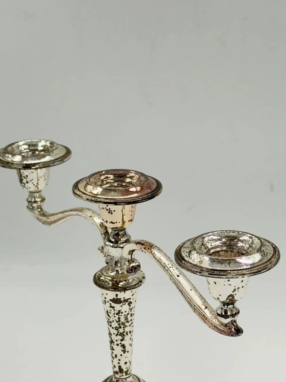 Candélabre vintage à trois lumières en métal argenté avec bords perlés