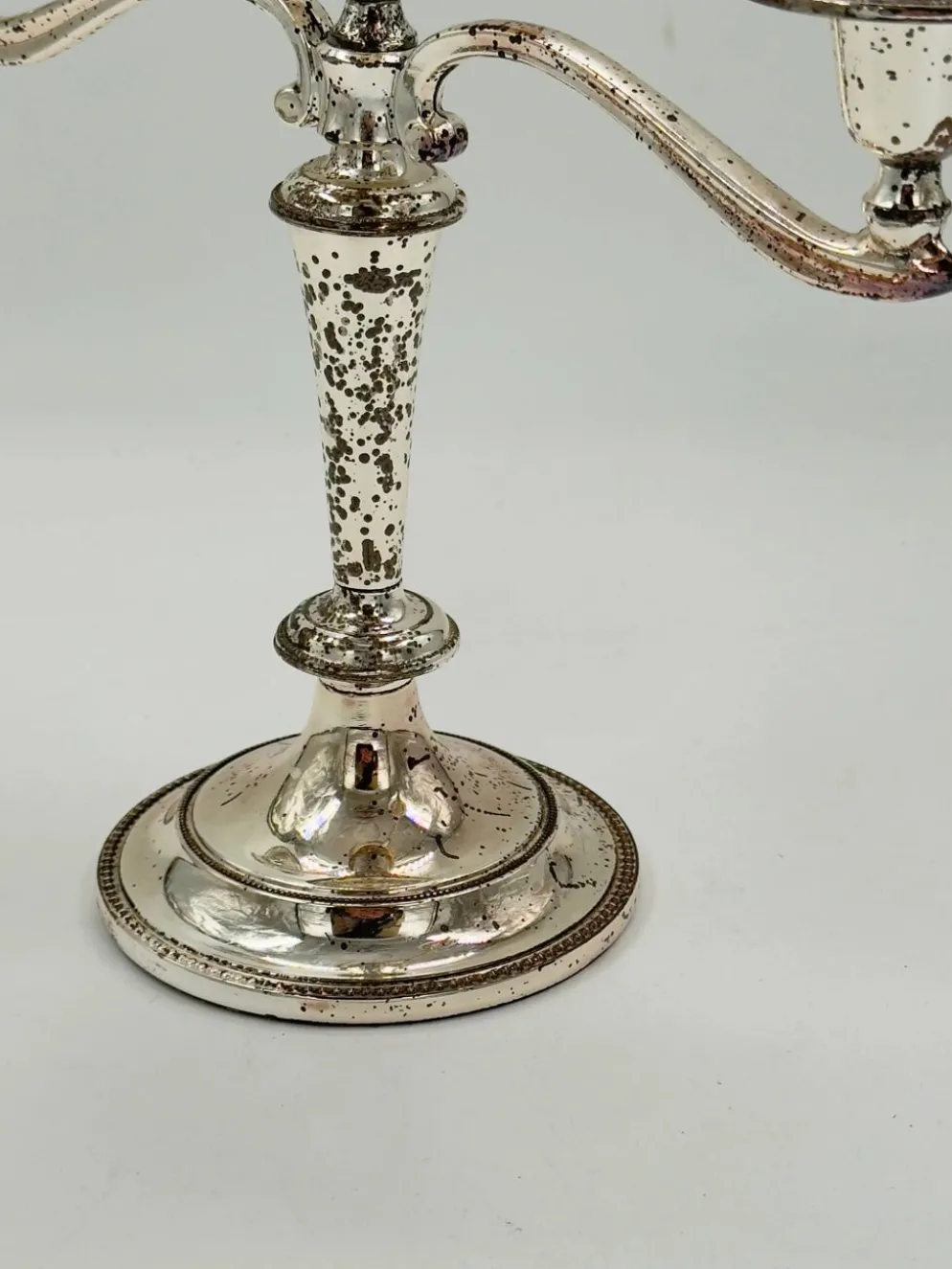 Candélabre vintage à trois lumières en métal argenté avec bords perlés