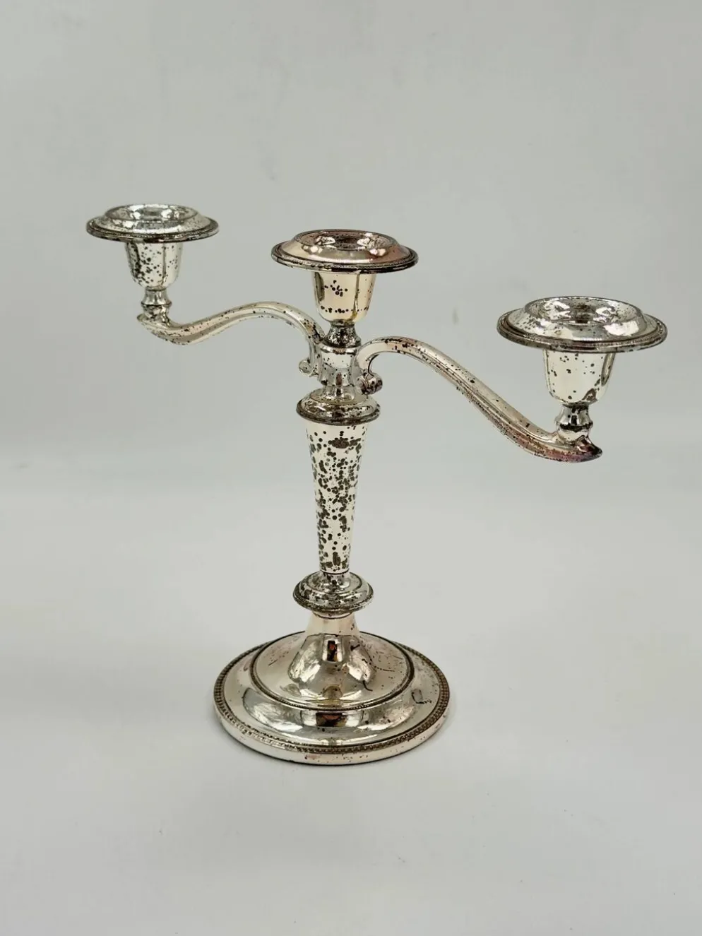 Candélabre vintage à trois lumières en métal argenté avec bords perlés