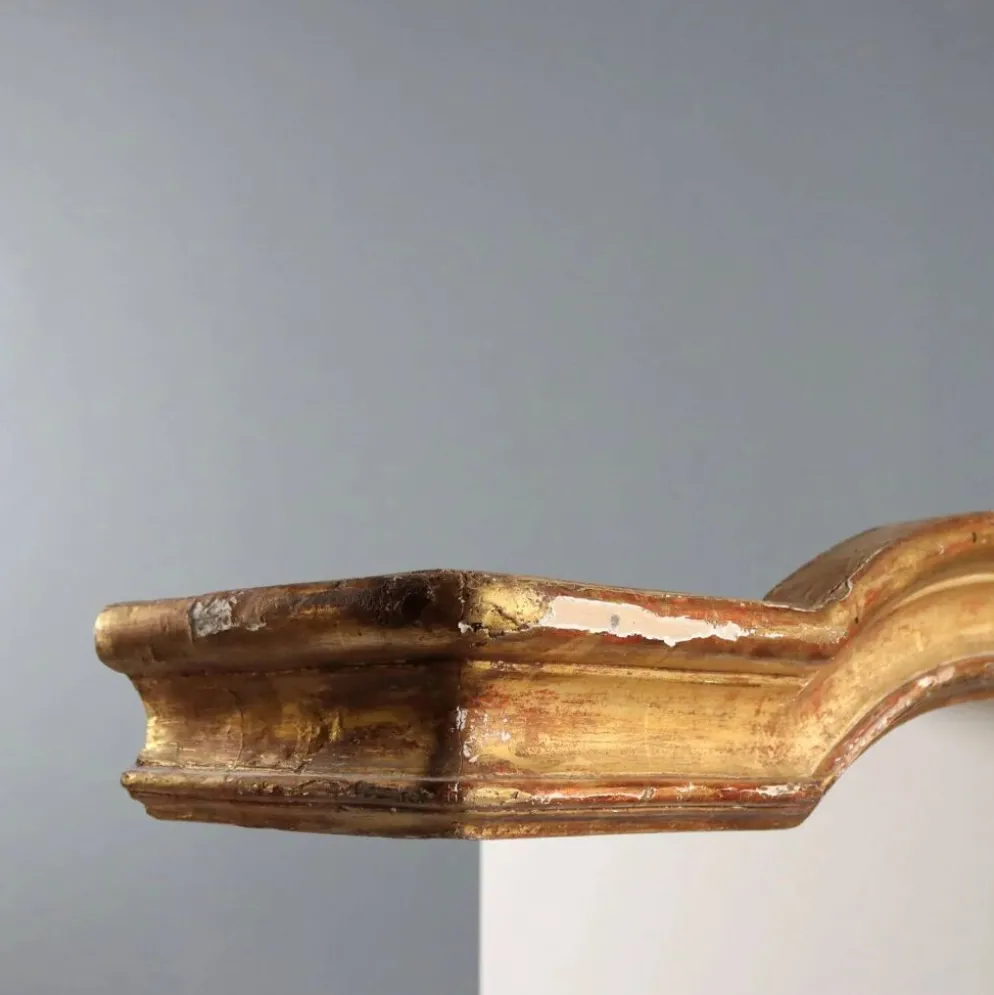 Cantonnière en bois doré avec sculpture rocaille