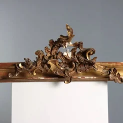 Cantonnière en bois doré avec sculpture rocaille