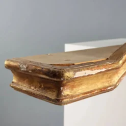 Cantonnière en bois doré avec sculpture rocaille