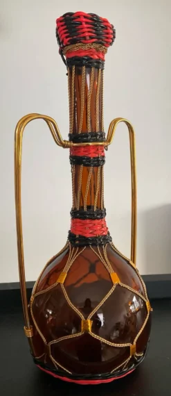 Carafe vintage en verre ambré,laiton et scoubidou