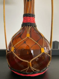 Carafe vintage en verre ambré,laiton et scoubidou