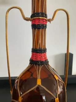 Carafe vintage en verre ambré,laiton et scoubidou