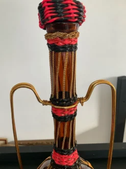 Carafe vintage en verre ambré,laiton et scoubidou