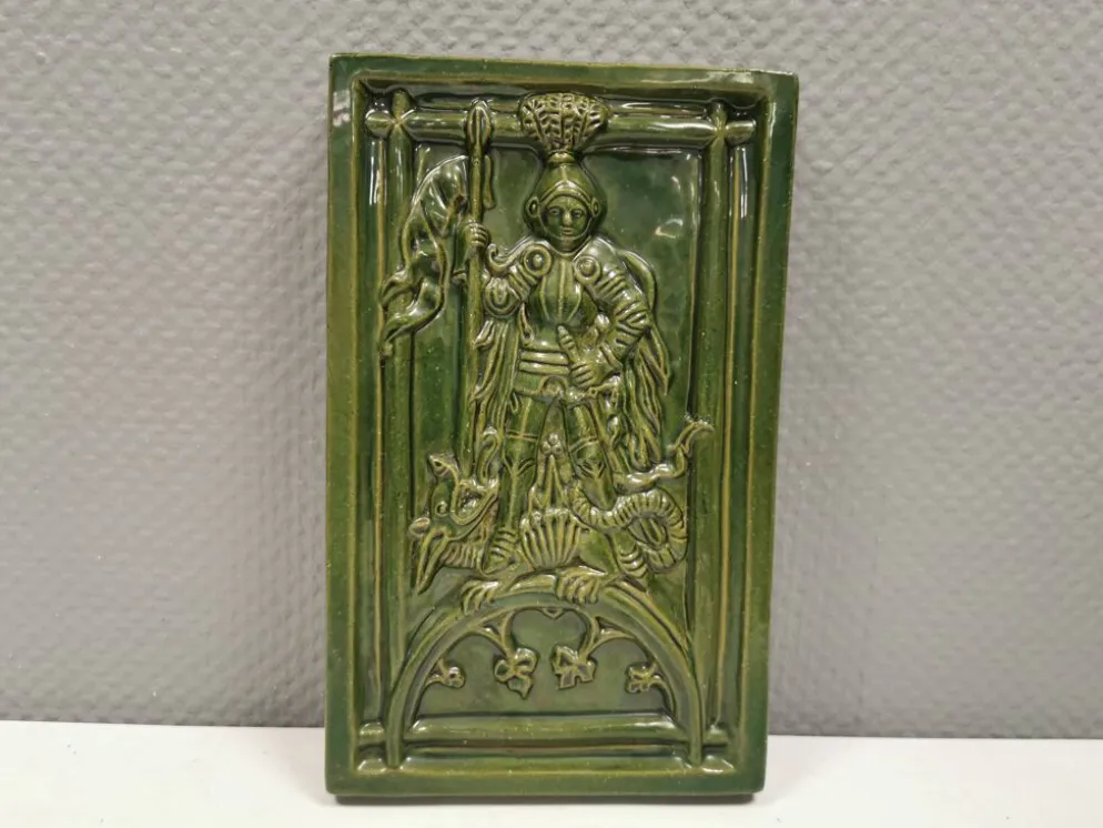 Carreau ancien en faïence verte, motif de Saint Georges et du dragon