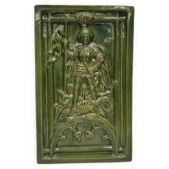 Carreau ancien en faïence verte, motif de Saint Georges et du dragon